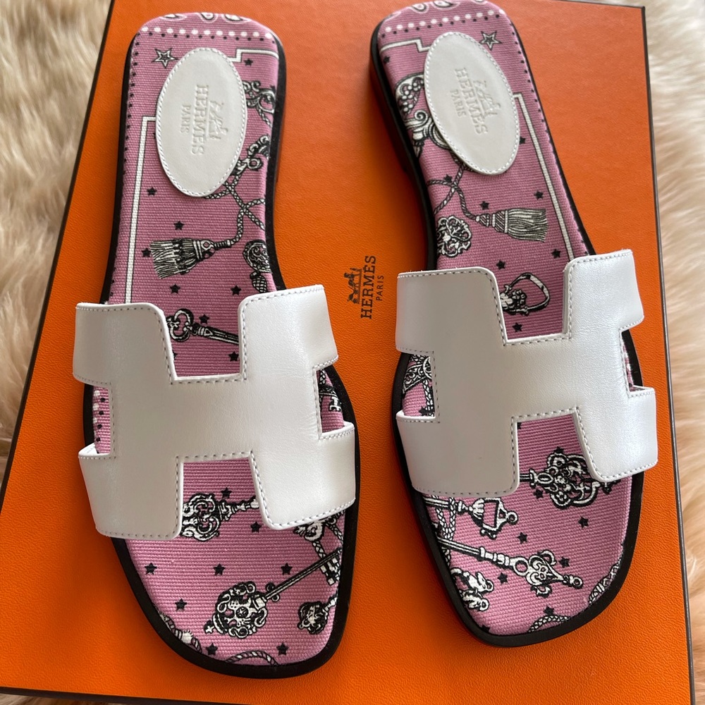 Sold out color ! Hermès Oran Sandals